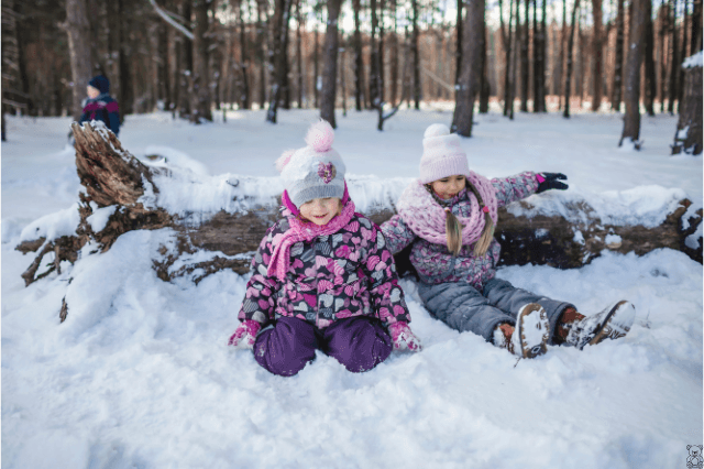 10 varustetta, jotka helpottavat taaperon ulkoilua